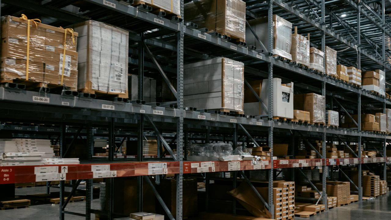 Scaffalature di stoccaggio in penombra con pallet e imballaggi